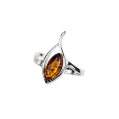 Zilveren ring met een Baltische barnsteen