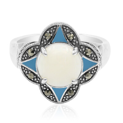 Zilveren ring met een witte opaal