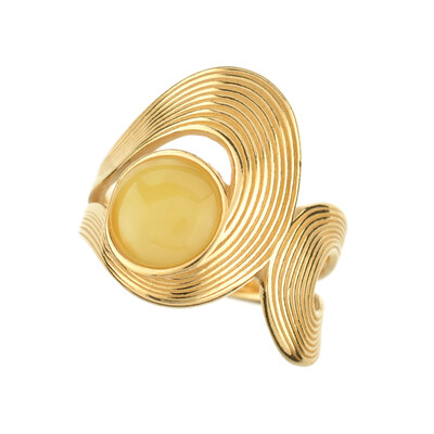 Zilveren ring met een mistige Baltische barnsteen (dagen)