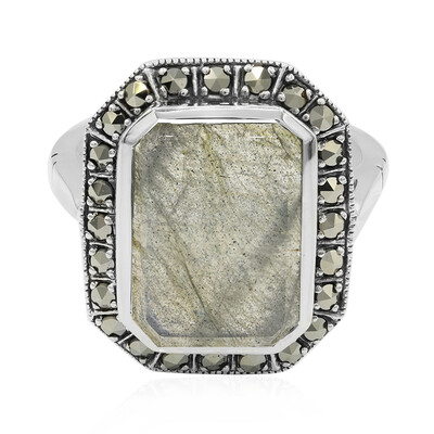 Zilveren ring met een labradoriet