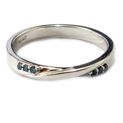Zilveren ring met blauwe diamanten