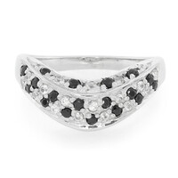 Zilveren ring met een witte saffier