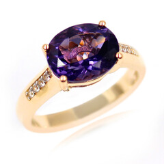 Gouden ring met een bosbes kwarts
