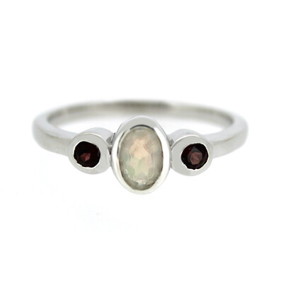 Zilveren ring met een Welo-opaal