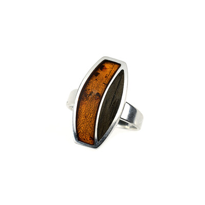 Zilveren ring met een Baltische barnsteen (dagen)