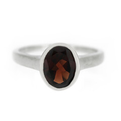 Zilveren ring met een Mozambique granaat