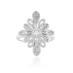 Zilveren ring met een witte saffier