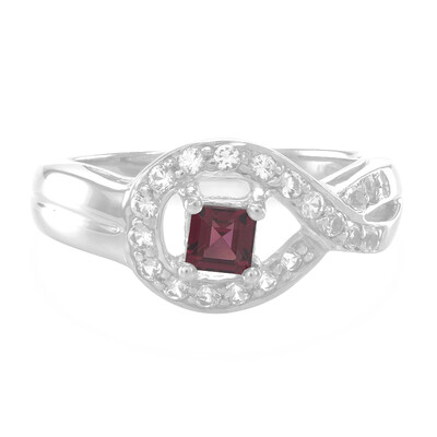 Zilveren ring met een rhodliet