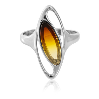 Zilveren ring met een Baltische barnsteen (dagen)