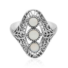 Zilveren ring met een witte opaal