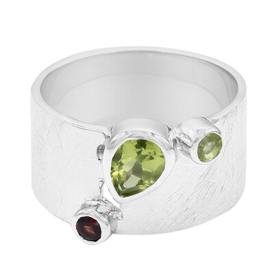 Zilveren ring met een peridoot (MONOSONO COLLECTION)